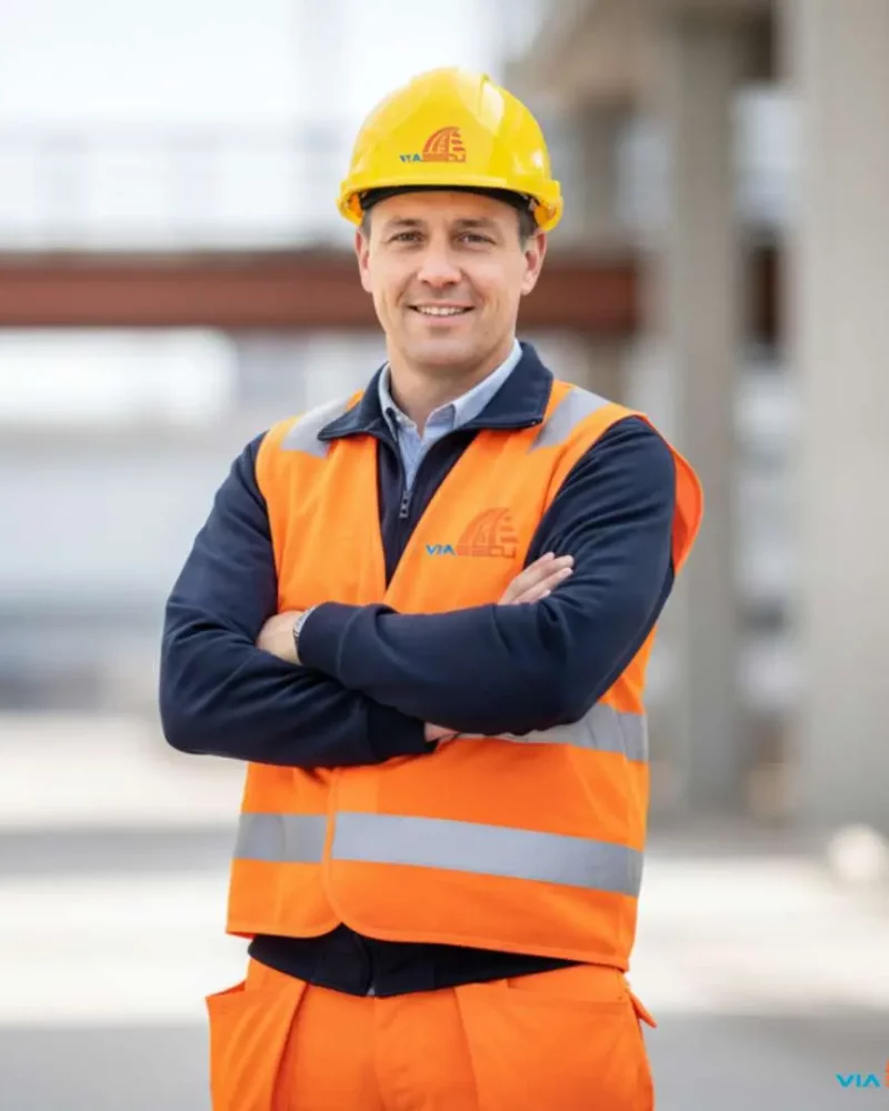 portrait-responsable-chantier-homme-gilet-orange-casque-jaune-viasecu